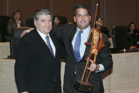 Sr. Sérgio Machado, presidente da Transpetro, com o Dr. Bruno Calfat, advogado agraciado com o Troféu Dom Quixote