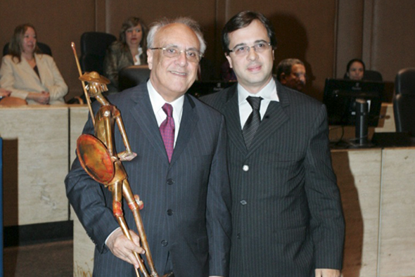Dr. Fernando José Barbosa de Oliveira, advogado, recebendo o troféu Dom Quixote do Dr. Fabiano Dias Curvelo de Oliveira, seu filho